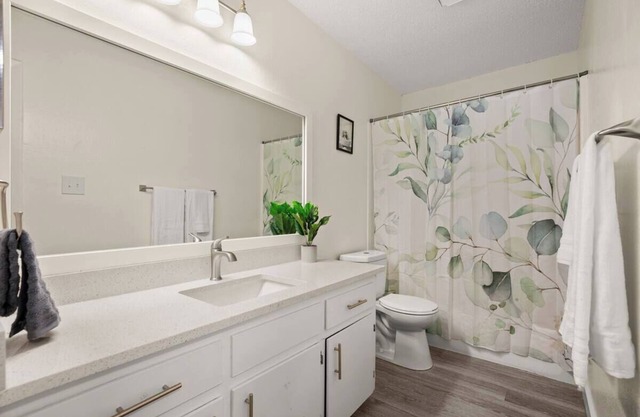 Cozy Emerald Hideaway - Pet Friendly