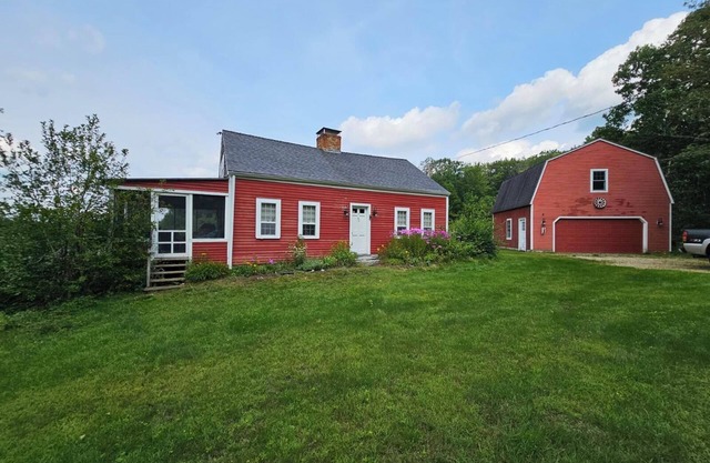 Cozy Farmhouse - Private Ragged Mountain Retreat