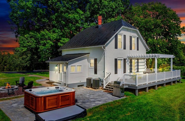 Cozy Farmhouse with a Hot tub to die for and 4 person Sauna on 8 acres!