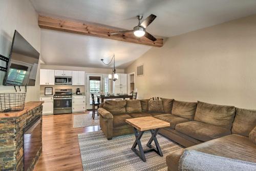 Cozy Forest Retreat! Pet-Friendly Pinetop Cabin