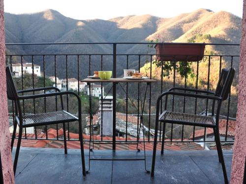 Cozy hillside getaway, spectacular view