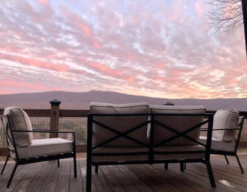 Cozy Historic Cabin with stellar view of Big Schloss