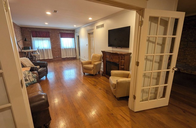 Cozy Historic Downtown Lexington Apartment