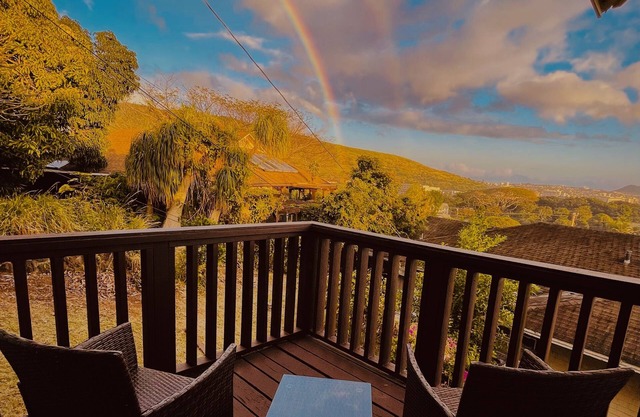Cozy historic home in Manoa Valley, view of Diamond Head, walk to UH
