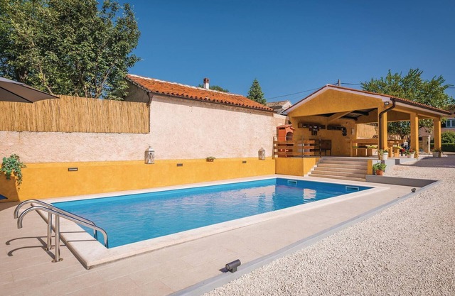 Cozy home in Barban with WiFi