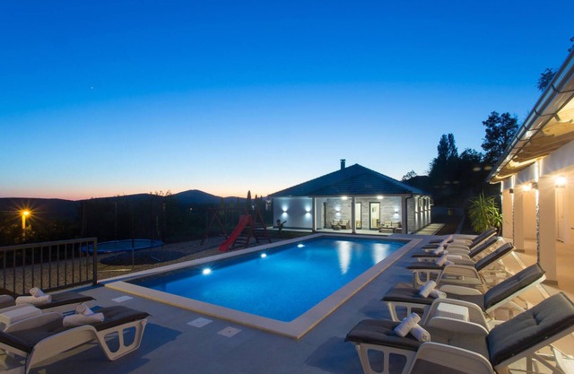 Cozy home in Caporice with WiFi