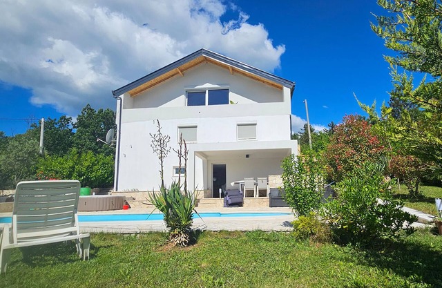 Cozy home in Hrvace with jacuzzi