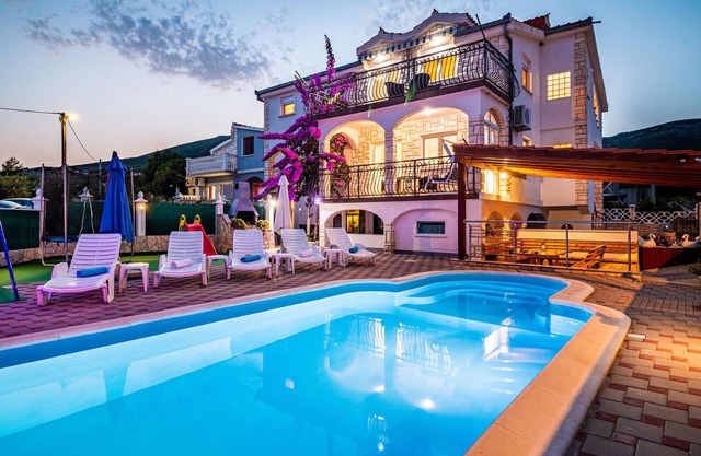 Cozy home in Kastel Novi with WiFi