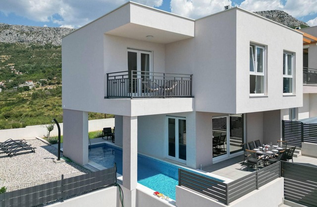 Cozy home in Klis with kitchen