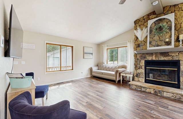 Cozy Home in Lake Arrowhead w/shared amenities such as pools, tennis, & golf