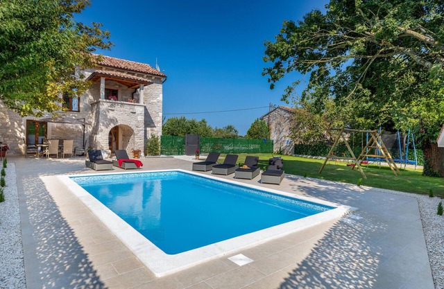 Cozy home in Rojnici with WiFi