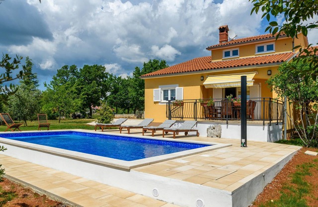 Cozy home in Stokovci with WiFi