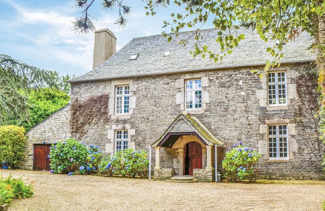 Cozy home in Taulé with kitchen