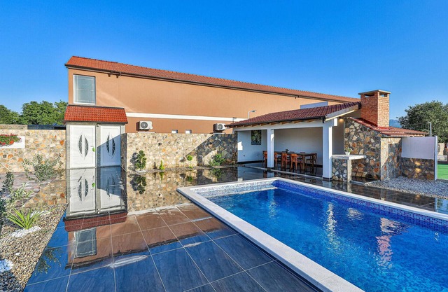 Cozy home in Ugljane with WiFi