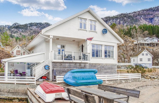 Cozy home in Vanvik with WiFi