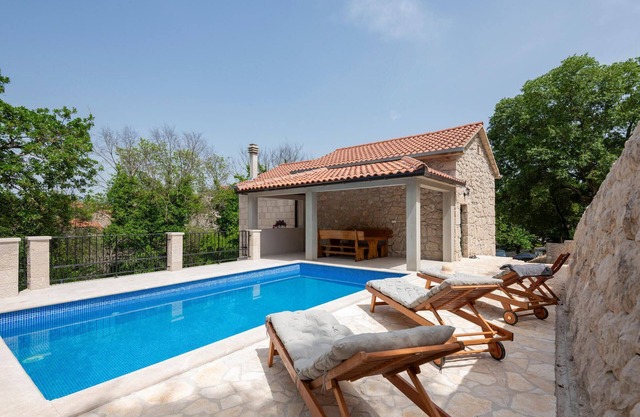 Cozy home in Zmijavci with kitchen