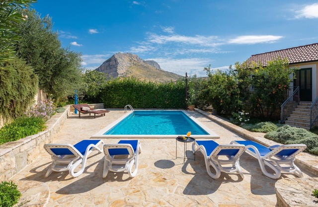 Cozy home in Zrnovnica