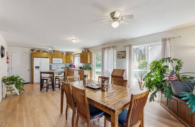 Cozy home with lake & mountain views, full kitchen, A/C, fireplace & WIFI