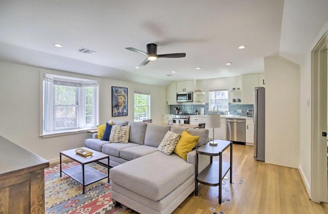 Cozy Houston Retreat with Yard about 3 Mi to Dtwn!