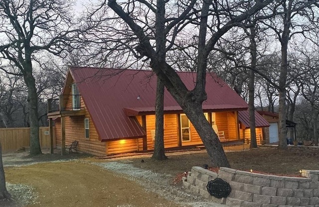 Cozy Lake Cabin located by the sandiest beach on Lake Texoma -Excellent Fishing