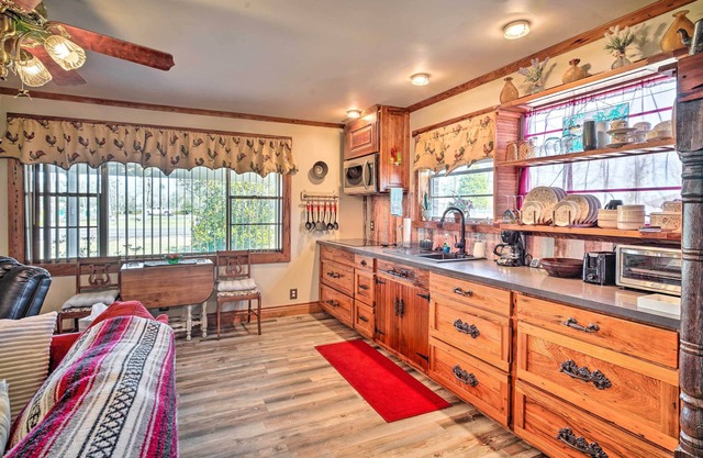 Cozy Lake Charles Studio w/Golf Course Views