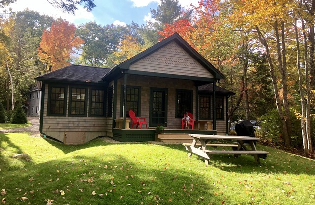 Cozy lakefront cottage w/seasonal hot tub. Mountain views, minutes to town/ocean