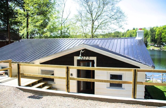 Cozy Lakeside Cabin with tons of fun!