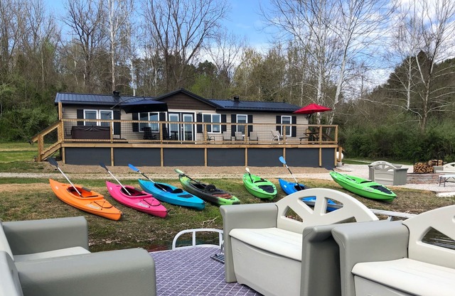 Cozy lakeside w/hot tub, firepit, electric fireplace 3Br 2Ba sleeps 6. Racine OH