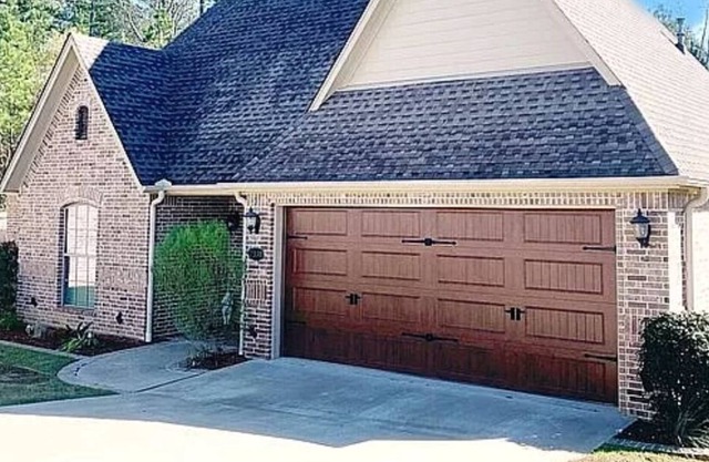 Cozy luxury w/pool, trails & backyard privacy
