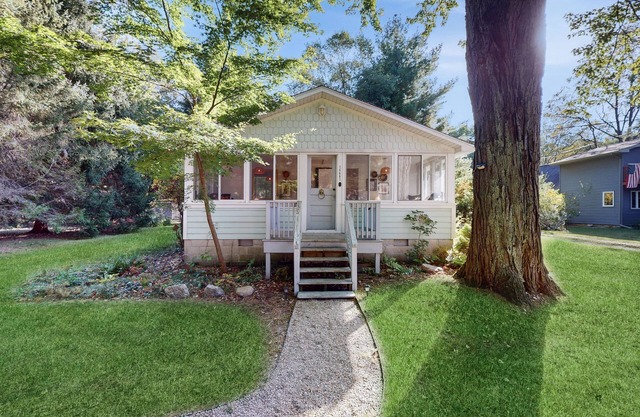 Cozy Modern Cottage, Near beach & Town, Lovely Large Back Yard, WIFI, & W/D