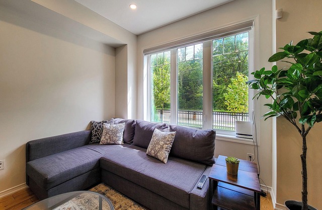 Cozy Modern Family Retreat - 10 minutes from Falls