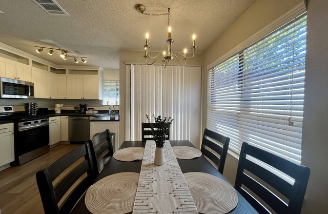 Cozy N Austin, Backyard Patio with 4Beds, Mins from Domain & DT