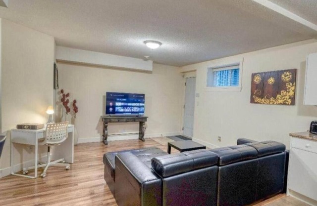 Cozy Nest-In Basement Suite