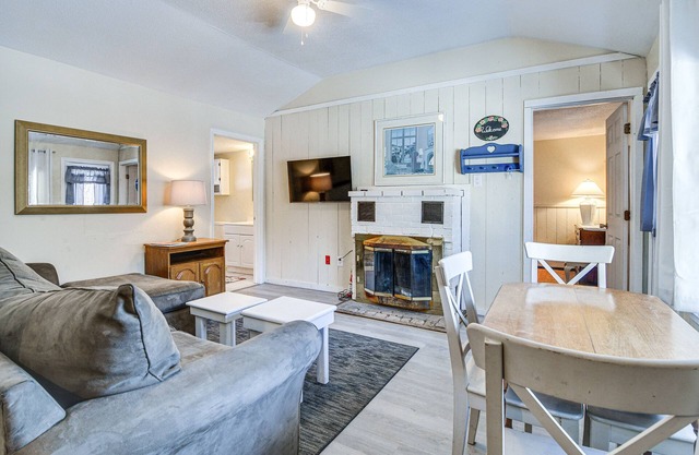 Cozy New Hampshire Cottage w/Deck, Near Skiing!