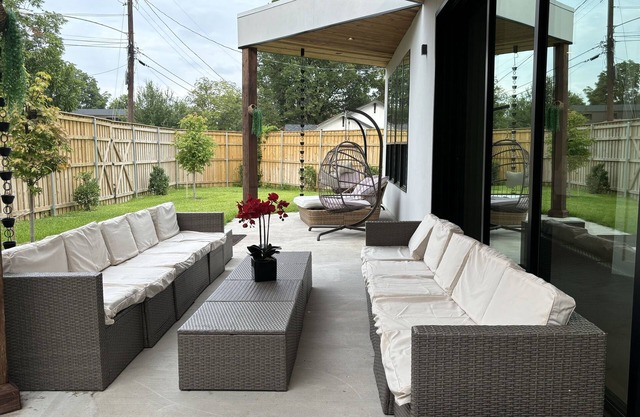 COZY NEW MODERN HOME - NEAR: Downtown DALLAS - AA Convention Center