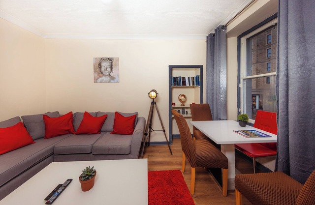 Cozy Old Town 4 Bedrm Apartment