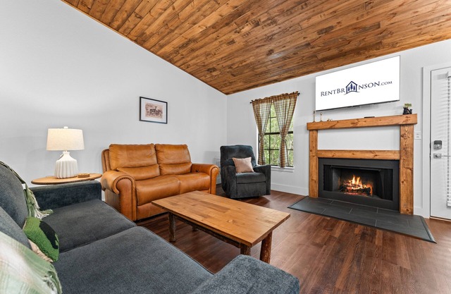 Cozy Ozark Mountain Bungalow-Wood Burning Fireplace-Free Tickets-Near Silver Dollar City-Lake Access