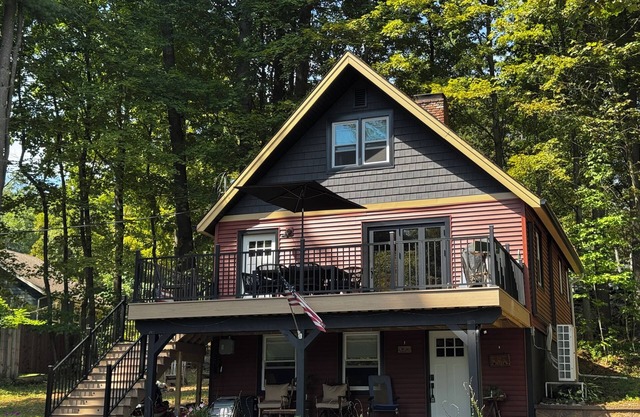 Cozy, pet friendly, newly renovated chalet home with shared beach & water views