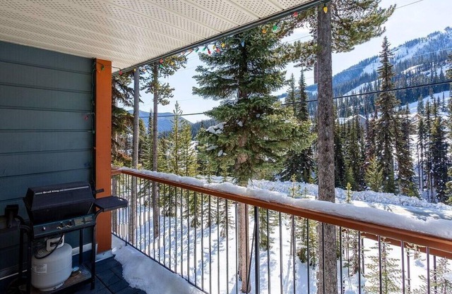 Cozy Pine Retreat *Ski In/Ski Out* Mountain View