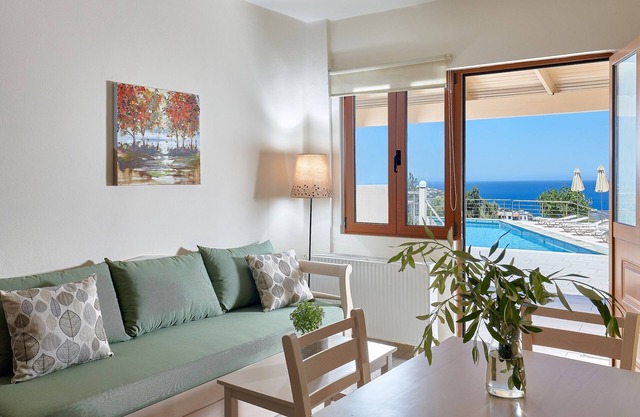 Cozy pool front apartment with sea view (Elia)