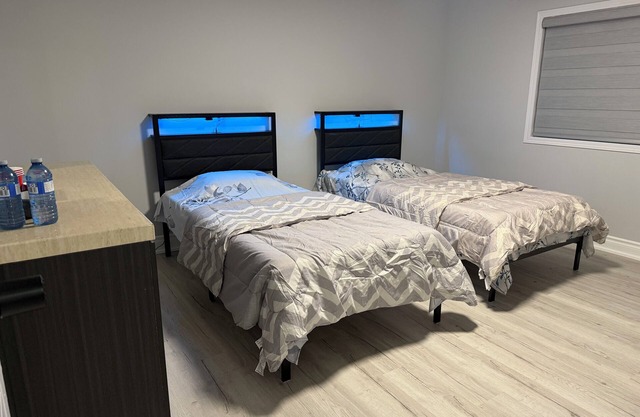 Cozy Private Room with Two Comfy Beds & Modern Touches-Near Durham College& UOIT