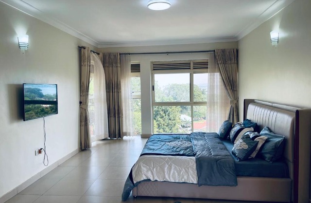 Cozy Private Rooms in a furnished Penthouse with lake view