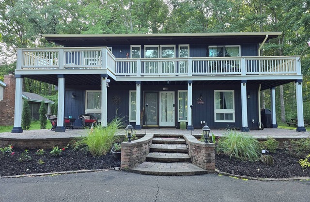 Cozy property, a short walk to a lake front beach.