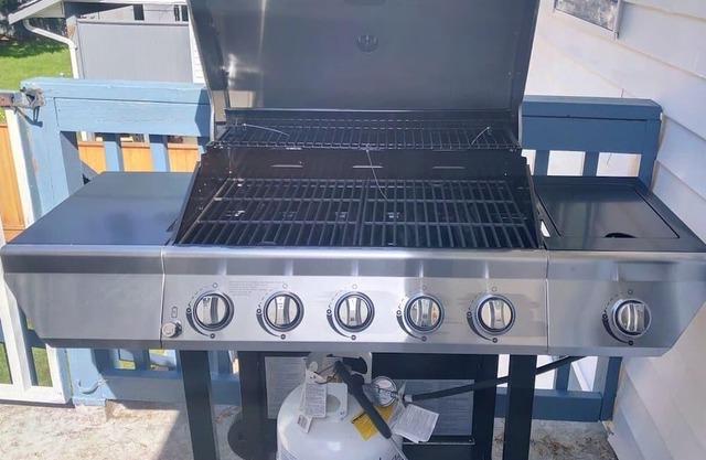 COZY, QUAINT 3 BED CLOSE TO SHOPS & USA