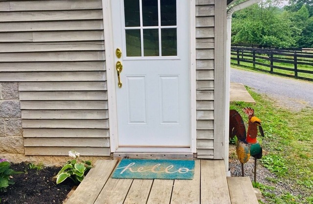 Cozy, quiet loft on a scenic working horse farm, five minutes from Lexington