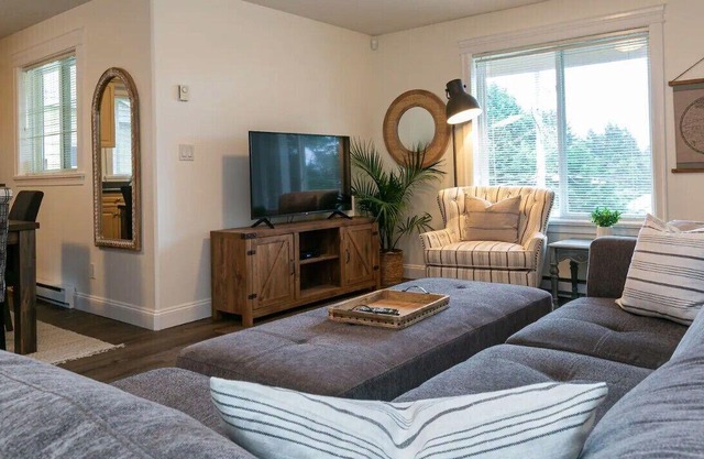 Cozy Renovated Oasis W Private Terrace & Parking.