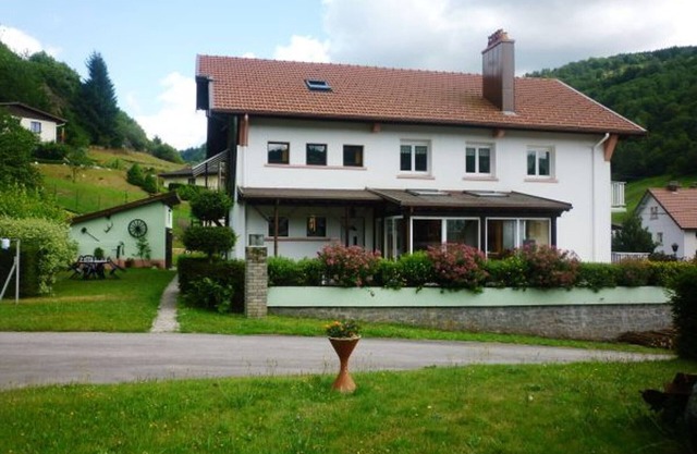 Cozy Retreat in La Bresse: 2BR, Near Amenities, Pet-Friendly, Outdoor Activities