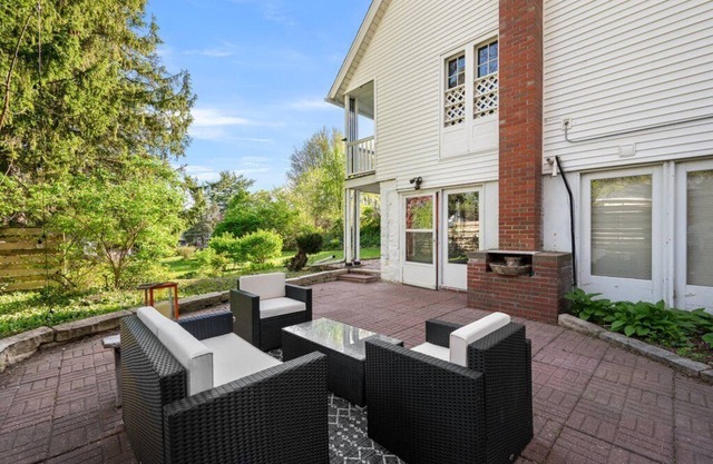 Cozy Retreat with Nature Views, Walk to Downtown
