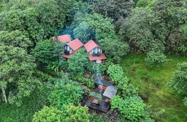 Cozy romantic cabin, near La Fortuna at only 25 min drive