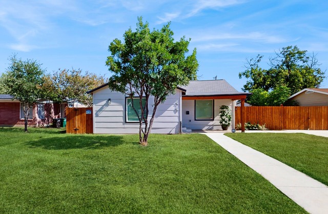 Cozy San Antonio home with kitchen, living room, WIFI and great location